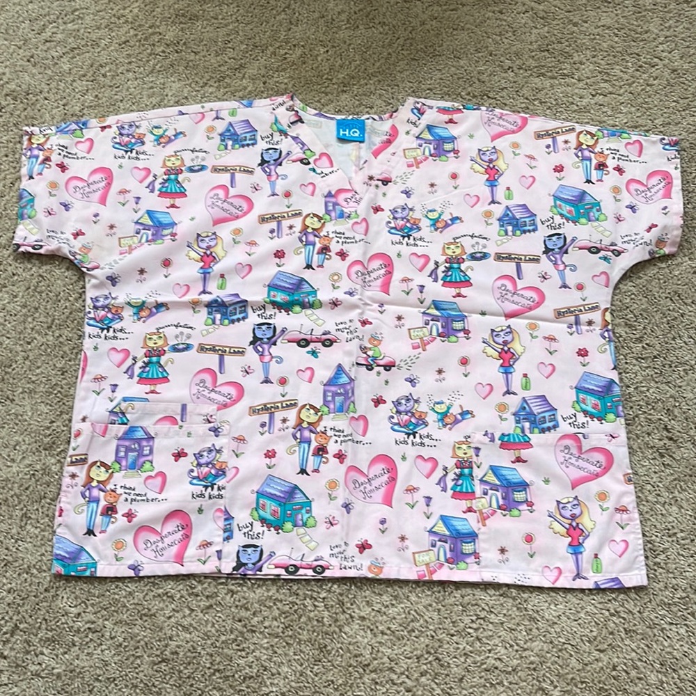 Scrub HQ cat scrub top